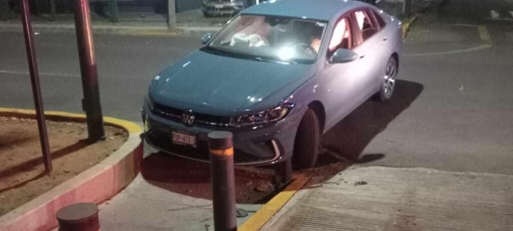 Abandonan automóvil tras choque Blvd. García de León de Morelia