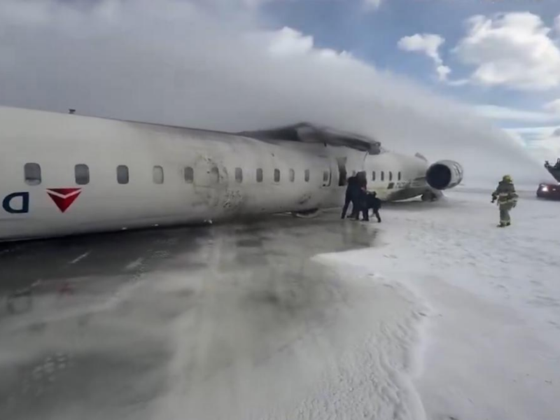 Accidente aéreo avión de Delta Airlines sufre volcadura al aterrizar en Toronto