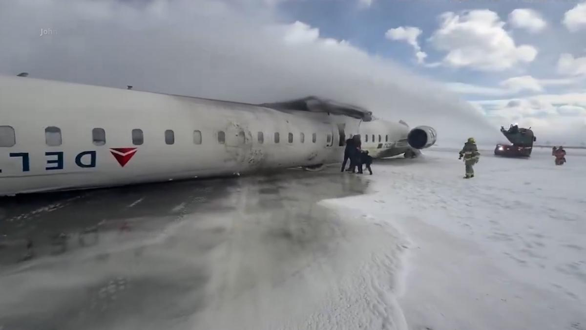 Accidente aéreo avión de Delta Airlines sufre volcadura al aterrizar en Toronto