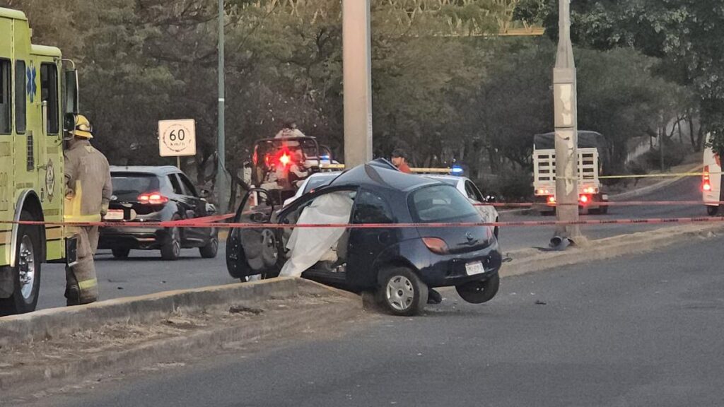 accidente cerca Macroplaza Automovilista muere prensado al chocar contra un poste-1