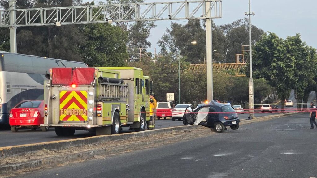 accidente cerca Macroplaza Automovilista muere prensado al chocar contra un poste