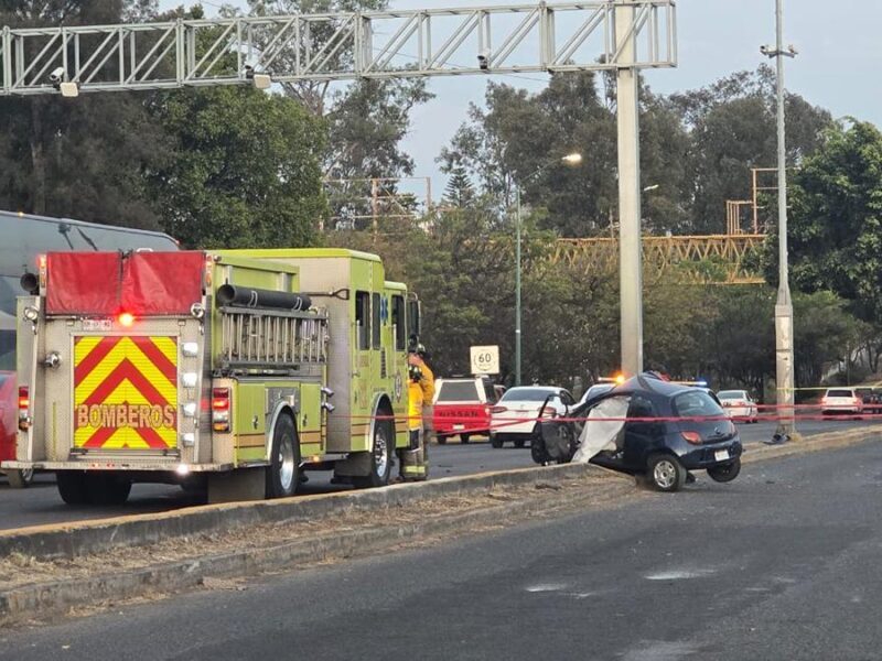 accidente cerca Macroplaza Automovilista muere prensado al chocar contra un poste