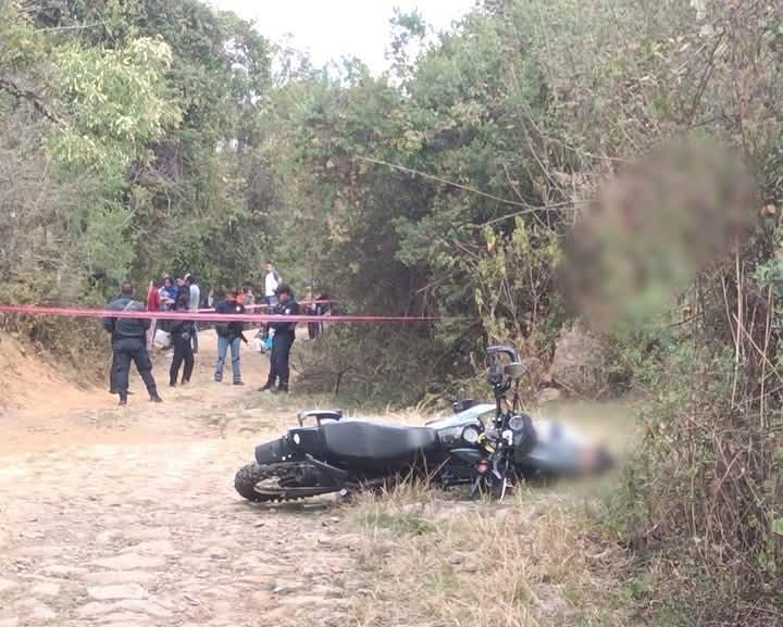 accidente motociclista Michoacán: al darse un balazo accidentalmente