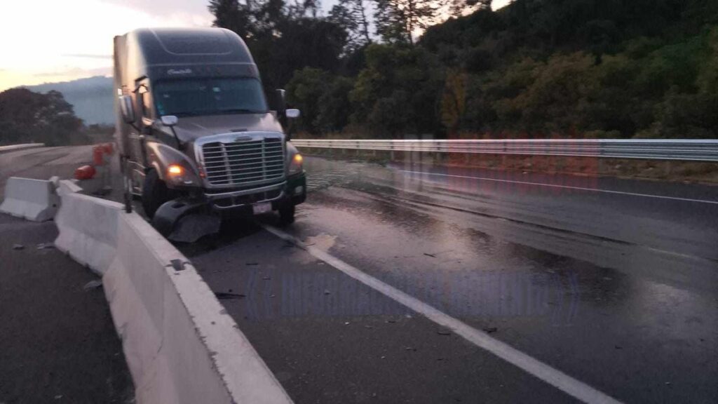 accidente Tráiler choca contra muro de contención en la autopista Siglo XXI-1