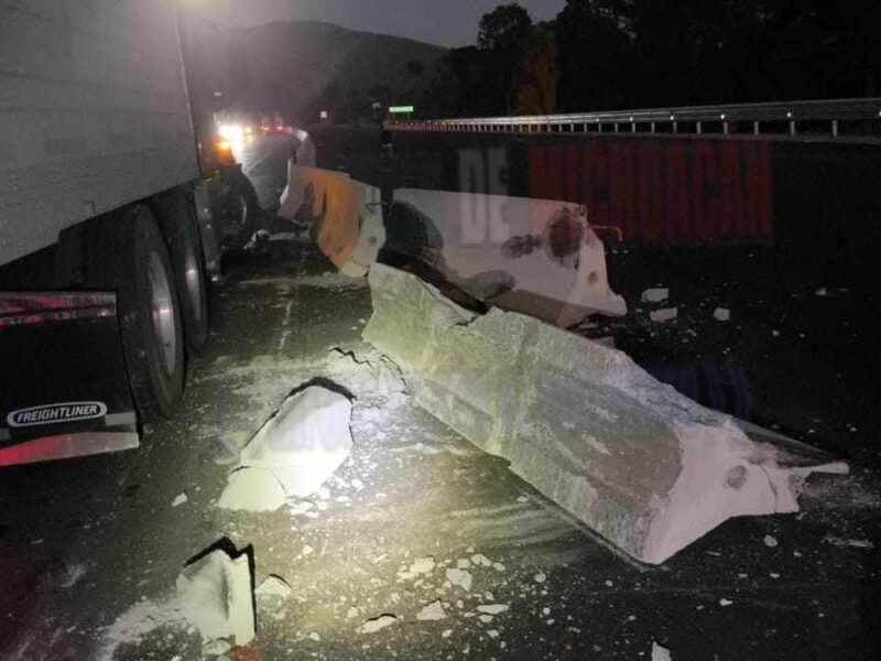 accidente Tráiler choca contra muro de contención en la autopista Siglo XXI