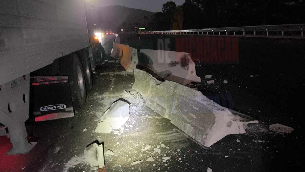 accidente Tráiler choca contra muro de contención en la autopista Siglo XXI