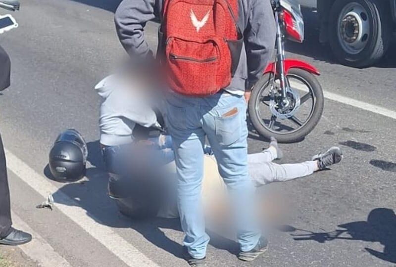 Accidente vehicular sobre el periférico de Morelia deja Motociclista herido