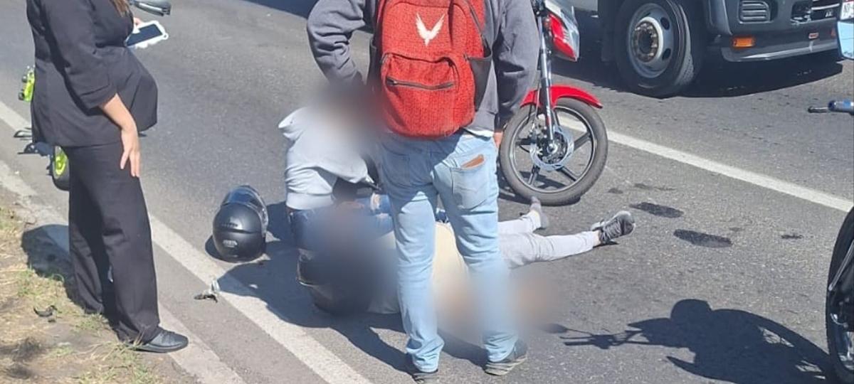 Accidente vehicular sobre el periférico de Morelia deja Motociclista herido