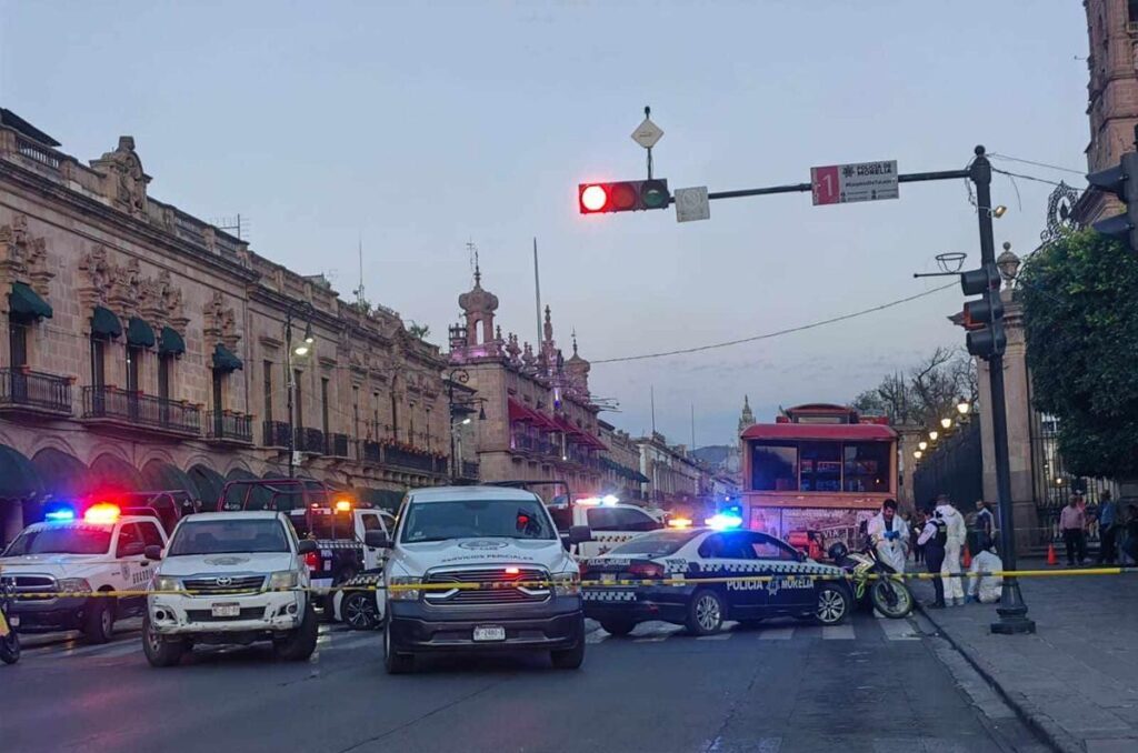 Adulto mayor muere atropellado por motociclista cerca de la Catedral de Morelia