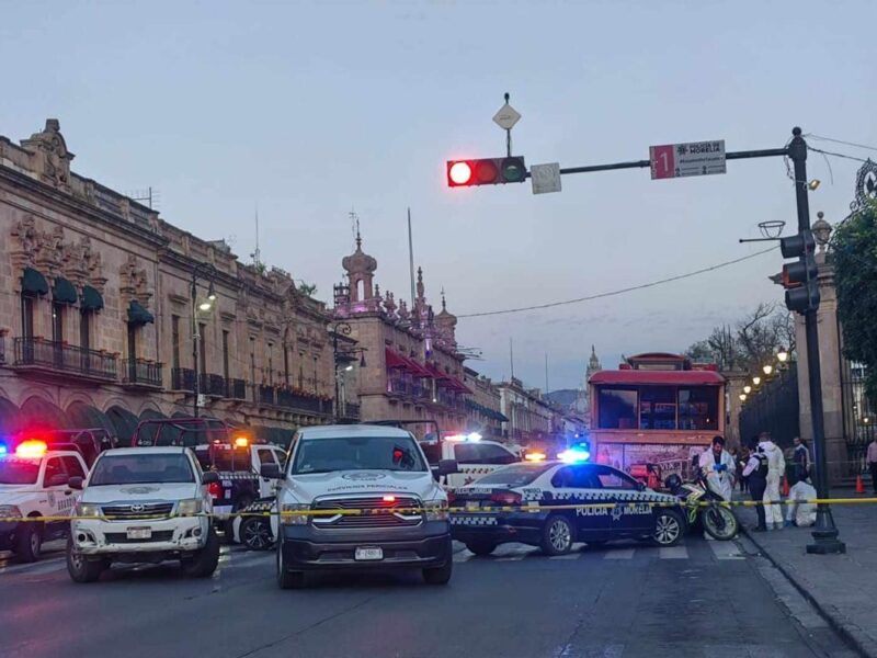 Adulto mayor muere atropellado por motociclista cerca de la Catedral de Morelia