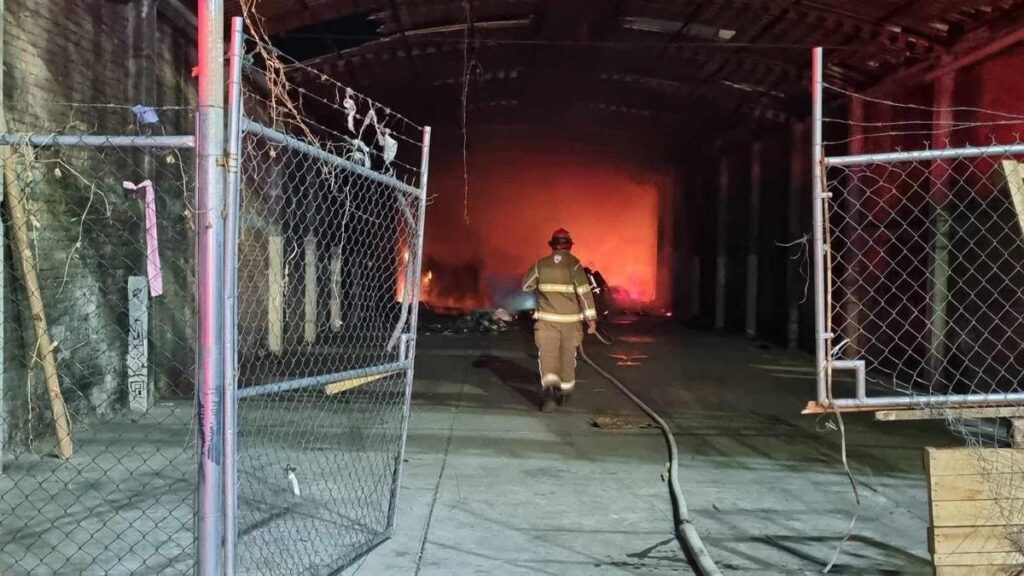 Arde bodega en la colonia Industrial, al norte de Morelia