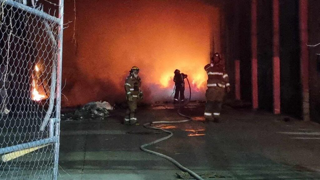 Arde bodega en la colonia Industrial en incendio , al norte de Morelia