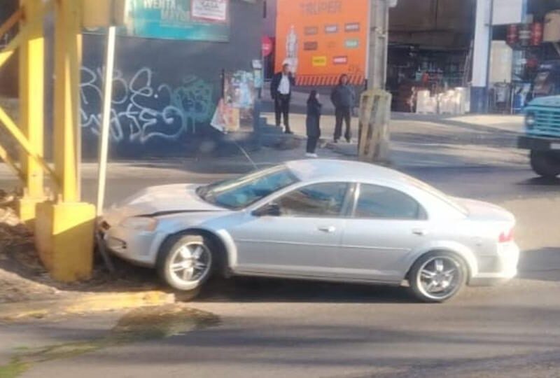 Auto sufre choque contra base de puente peatonal en accidente en Morelia