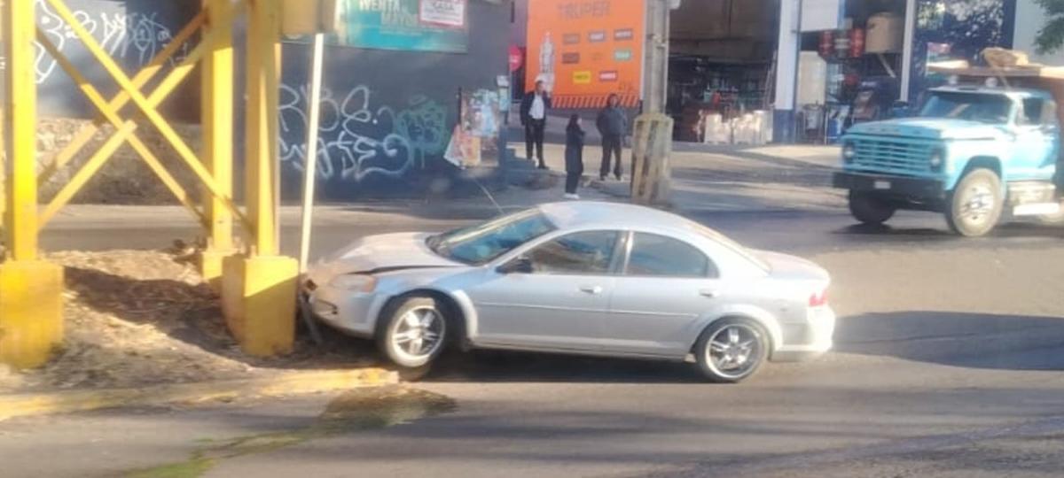 Auto sufre choque contra base de puente peatonal en accidente en Morelia