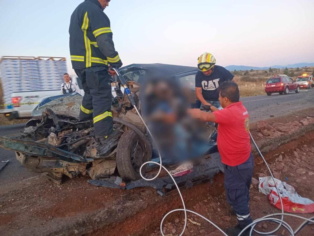 Automovilista muere prensado, tras chocar de frente contra camión de carga