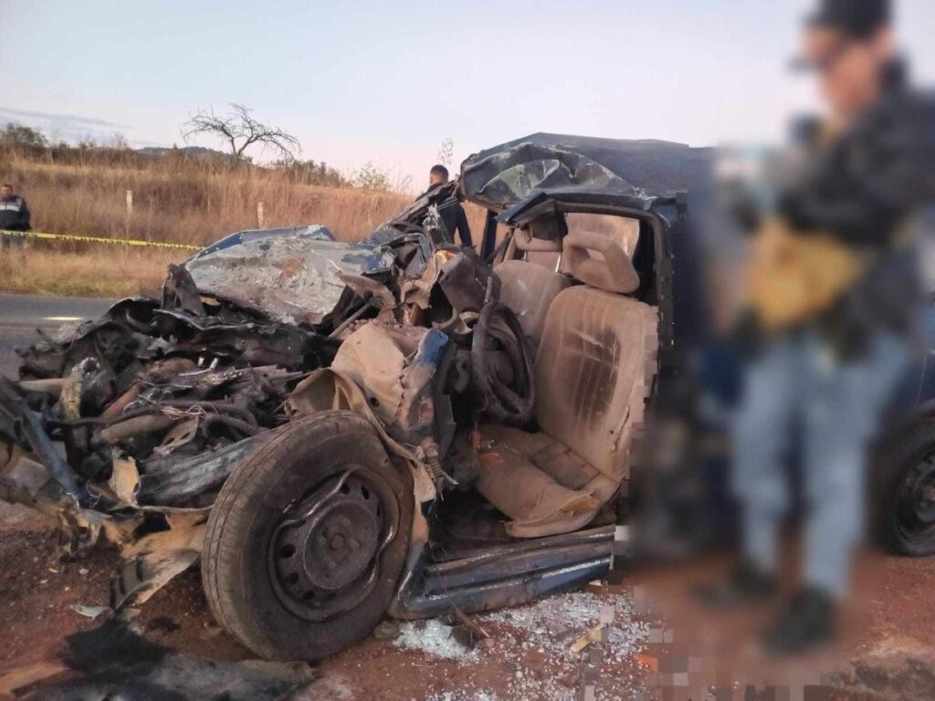 Automovilista muere prensado, tras choque frontal contra camión de carga en Zitácuaro