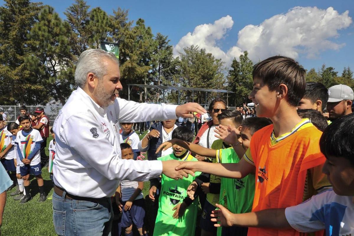 Bedolla comprometido con la paz y la seguridad en Quiroga