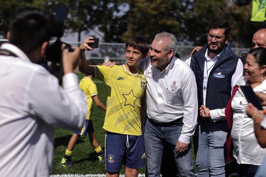 Bedolla comprometido con la paz y la seguridad; inaugura cancha en Quiroga