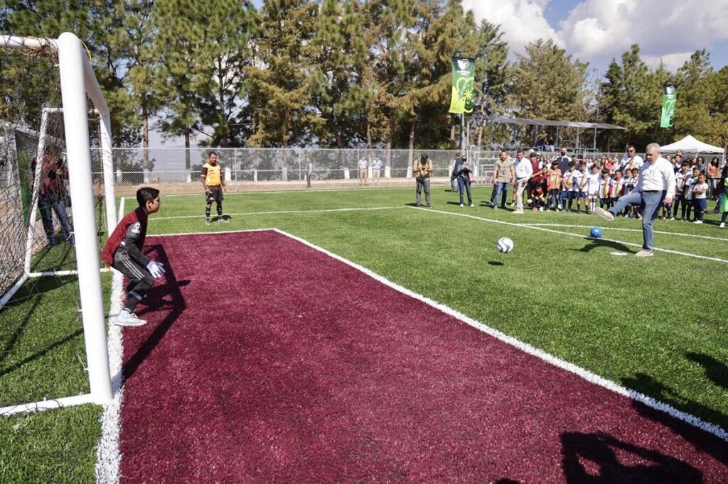 Bedolla comprometido con la prevención del delito inaugura cancha en Quiroga,