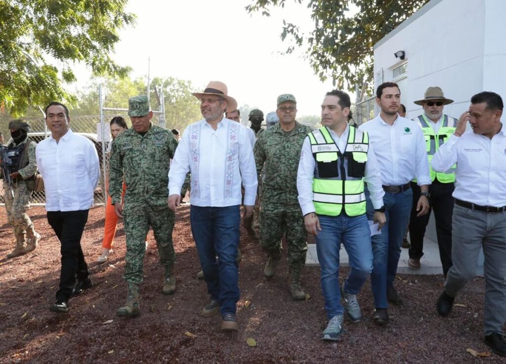 Bedolla inaugura cuartel militar en tianguis limonero de Apatzingán