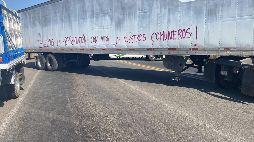 bloquean carretera Jacona-Los Reyes en Michoacán por desaparición de 2 comuneros