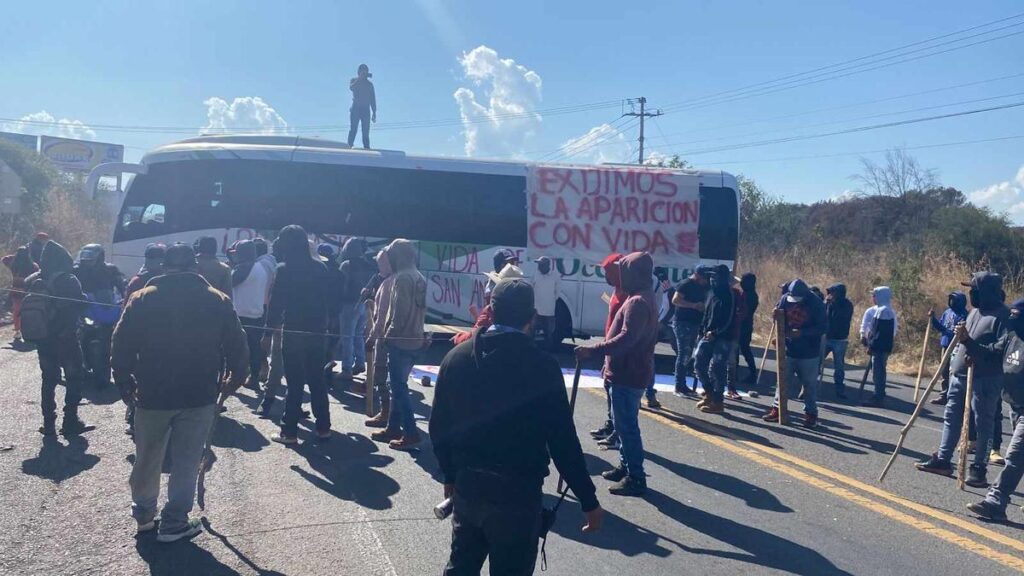 Bloqueos carreteros; exigen aparición de dos comuneros de San Antonio