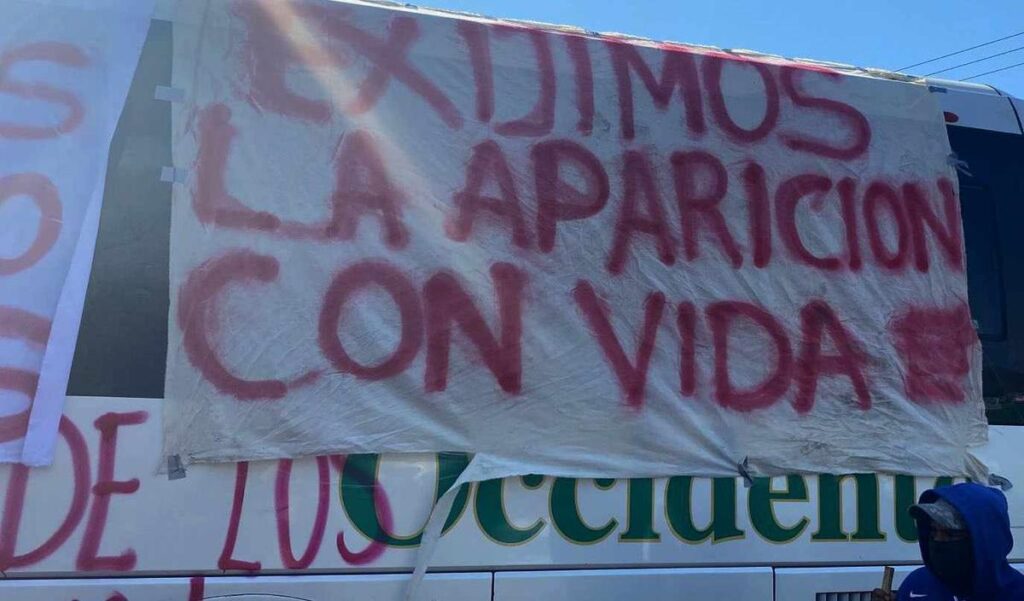 Bloqueos carreteros; exigen aparición de dos comuneros de San Antonio7