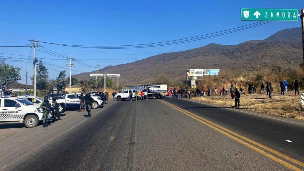 Bloqueos carreteros; exigen aparición de dos comuneros de San Antonio9