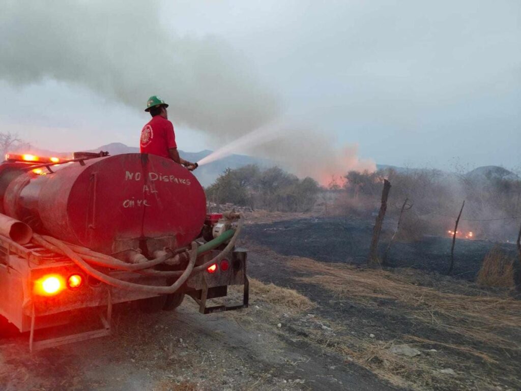 Bomberos apagan al menos 7 incendios en Apatzingán