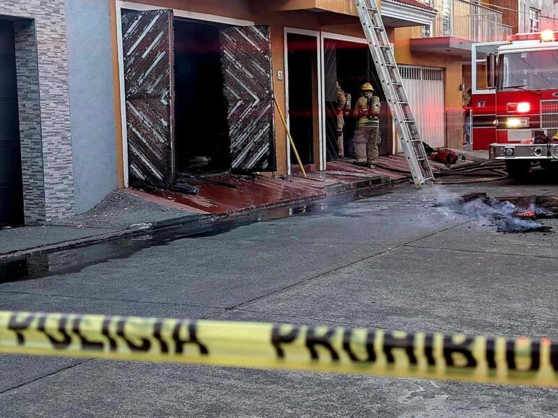 Bomberos atienden incendio de vivienda colonia Arroyo del Páramo, Uruapan