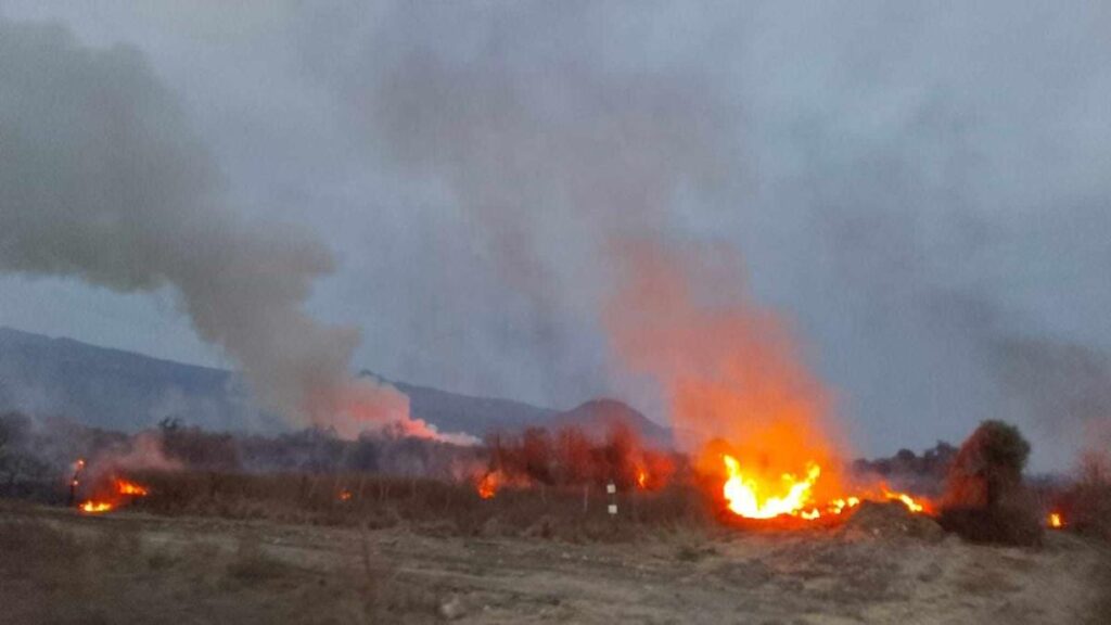 Bomberos combaten 7 incendios en Apatzingán