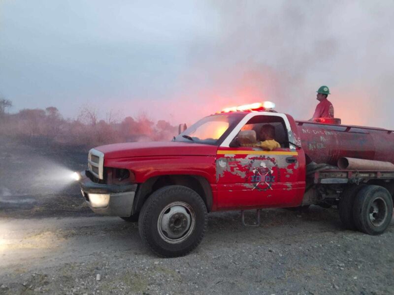 Bomberos combaten al menos 7 incendios en Apatzingán