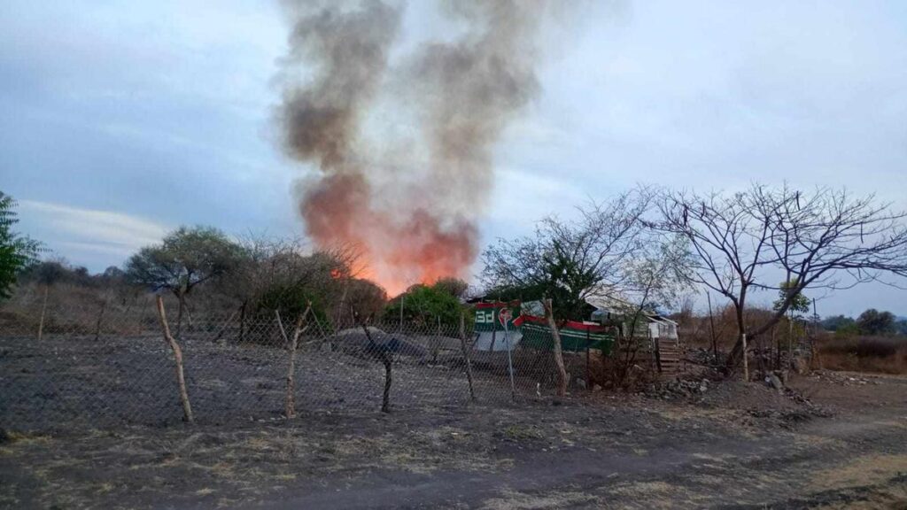 Bomberos sofocan al menos 7 incendios en Apatzingán