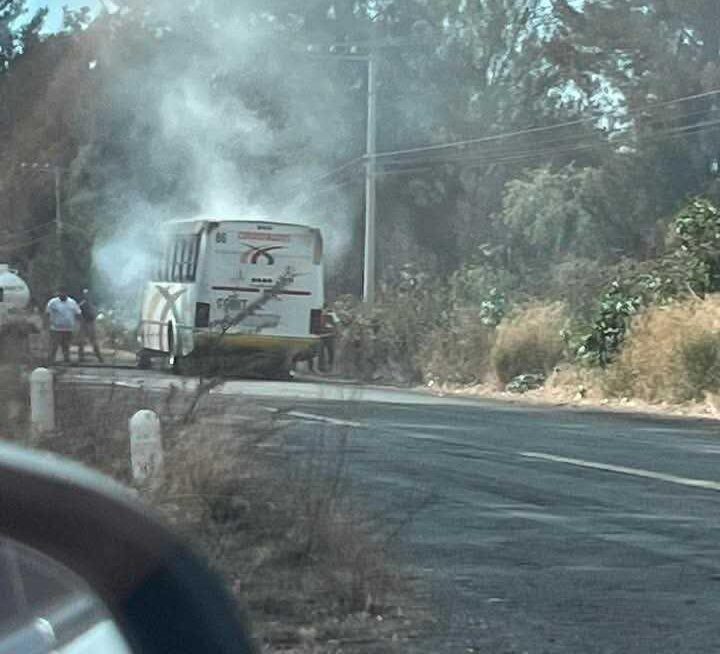 Camión de pasajeros se incendia en Indaparapeo