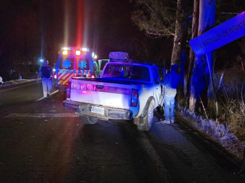 Camioneta choque contra poste en el Libramiento Norte de Zamora