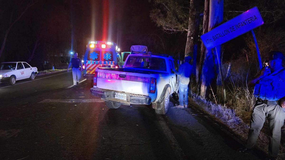 Camioneta choque contra poste en el Libramiento Norte de Zamora