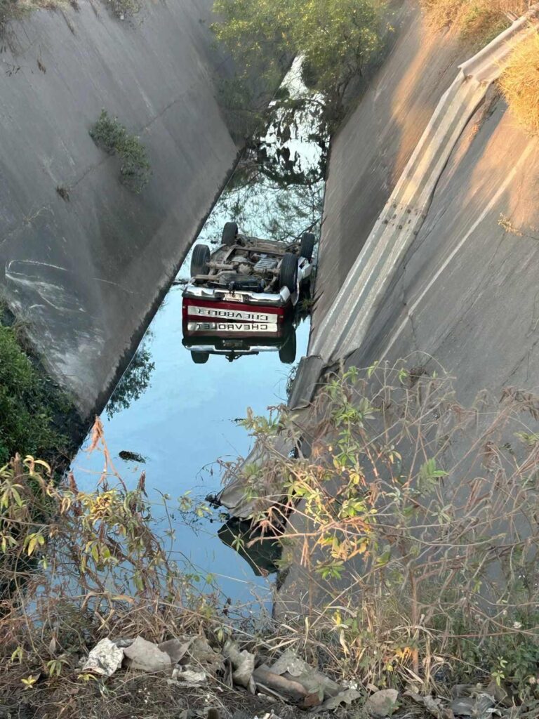 En Lázaro Cárdenas, camioneta cae a canal de aguas negras; conductor muere