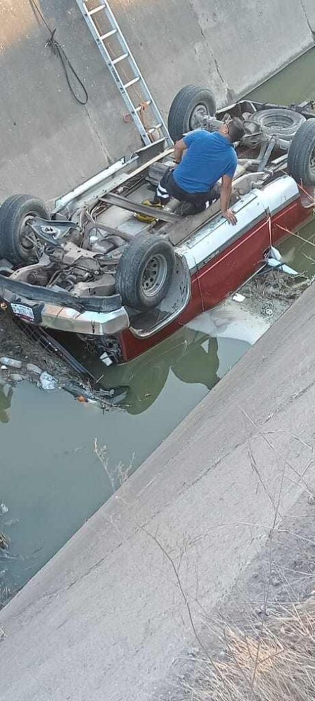 CEn Lázaro Cárdenas, camioneta cae a canal de aguas negras; conductor muere