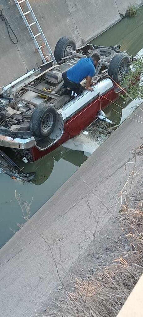 En Lázaro Cárdenas, camioneta cae a canal de aguas negras; conductor muere