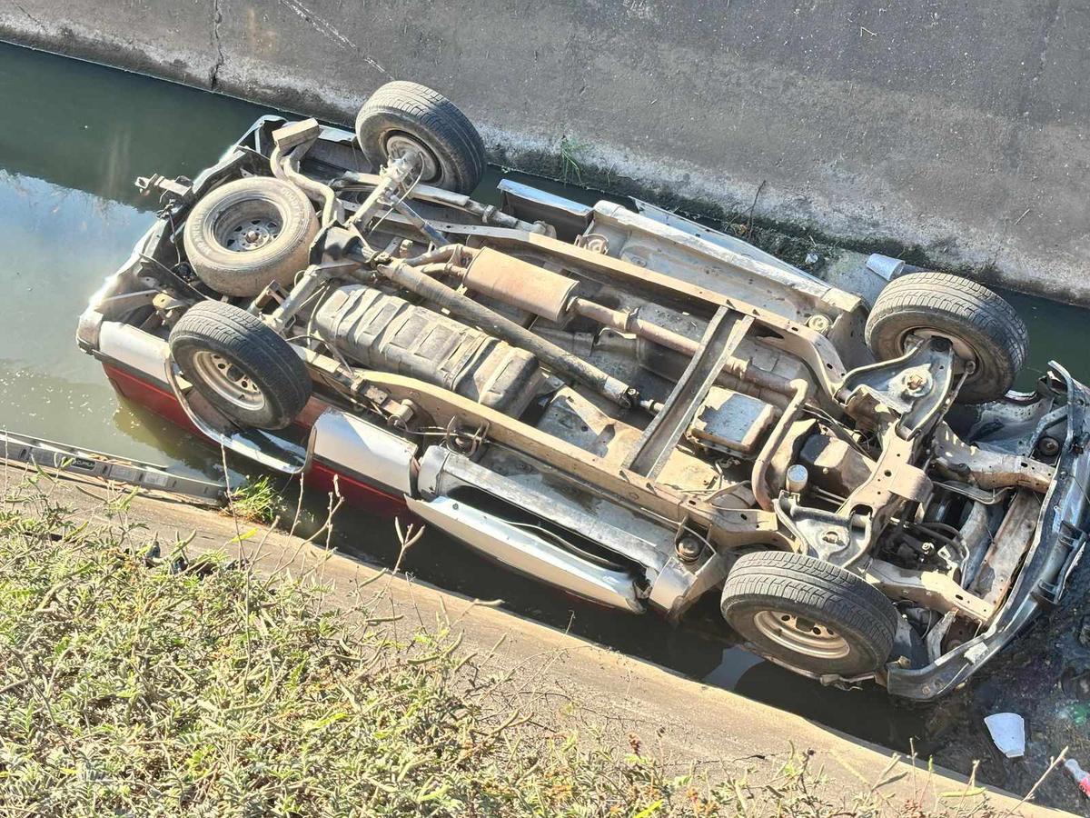 En Lázaro Cárdenas, camioneta cae a canal de aguas negras; conductor muere