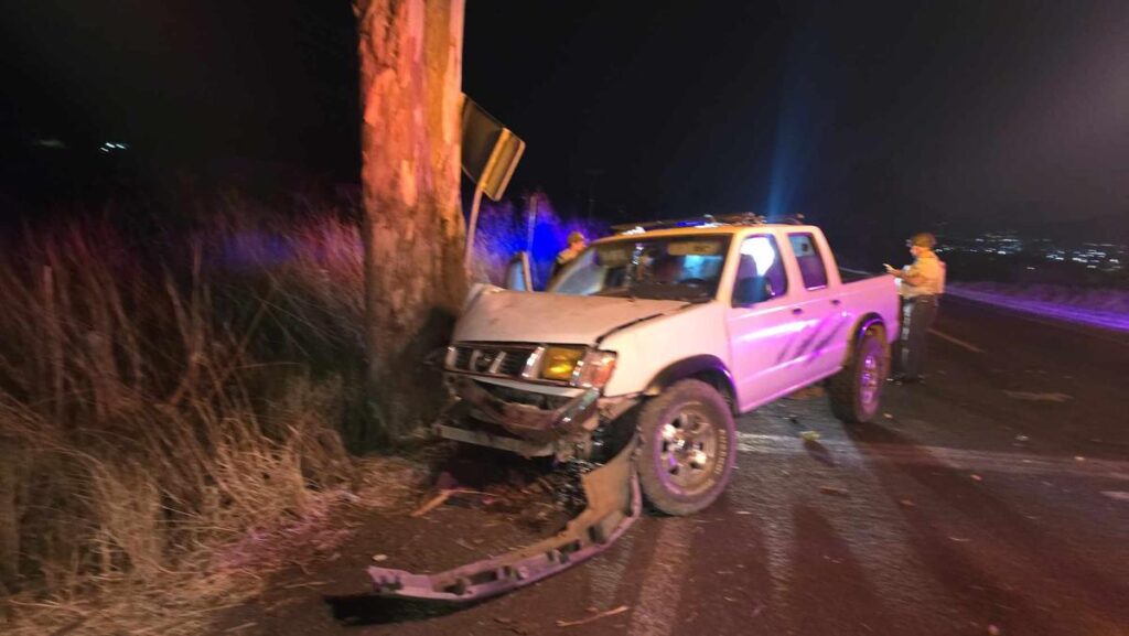 Camioneta sufre choque contra poste en el Libramiento Norte de Zamora