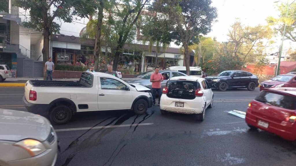 Camioneta y auto chocan en el libramiento sur de Morelia 1