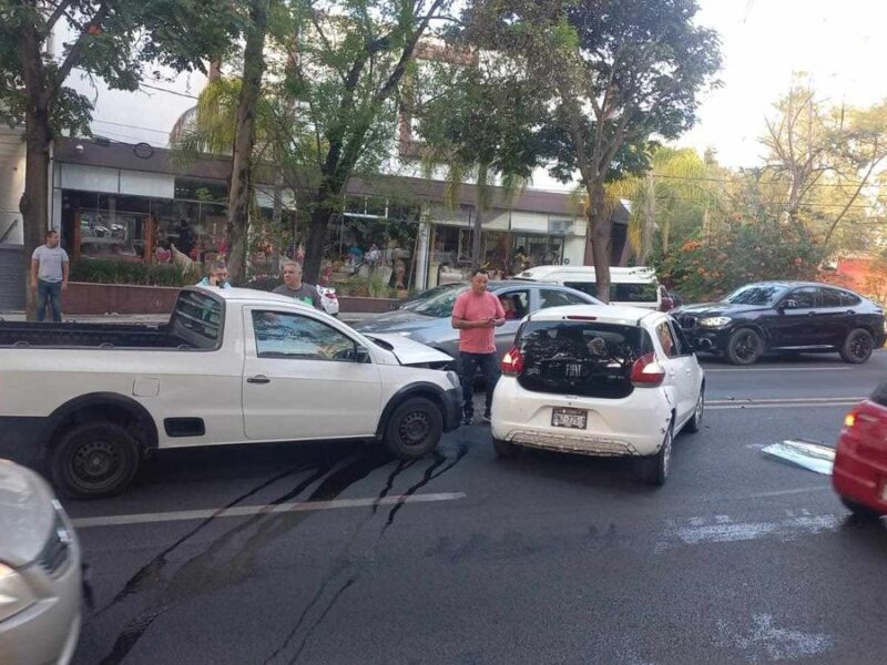 Camioneta y auto chocan en el libramiento sur de Morelia 1