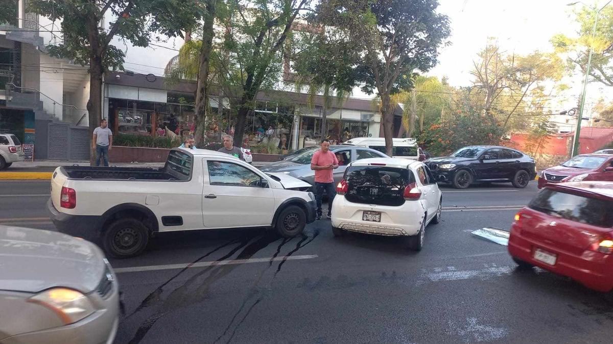 Camioneta y auto chocan en el libramiento sur de Morelia 1