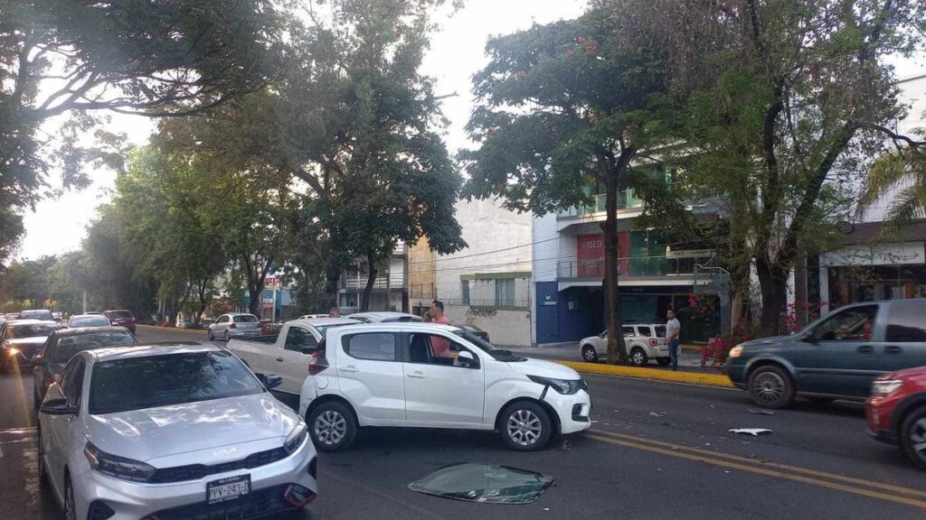 Camioneta y auto chocan en el libramiento sur de Morelia 2