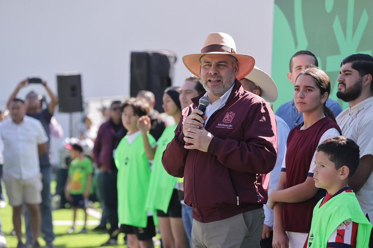 Canchas de fut, infraestructura para la paz en Michoacán: Bedolla