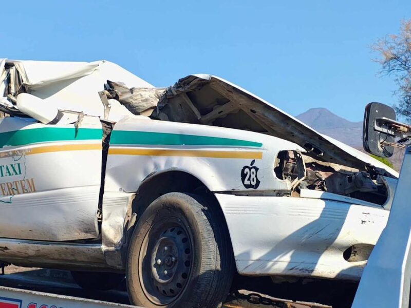 Choca taxi contra motoconformadora en la carretera Apatzingán – Buenavista