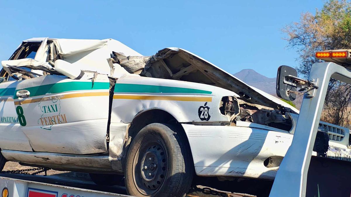 Choca taxi contra motoconformadora en la carretera Apatzingán – Buenavista