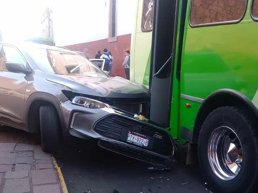 choque auto camión de pasajeros Centro Histórico de Morelia