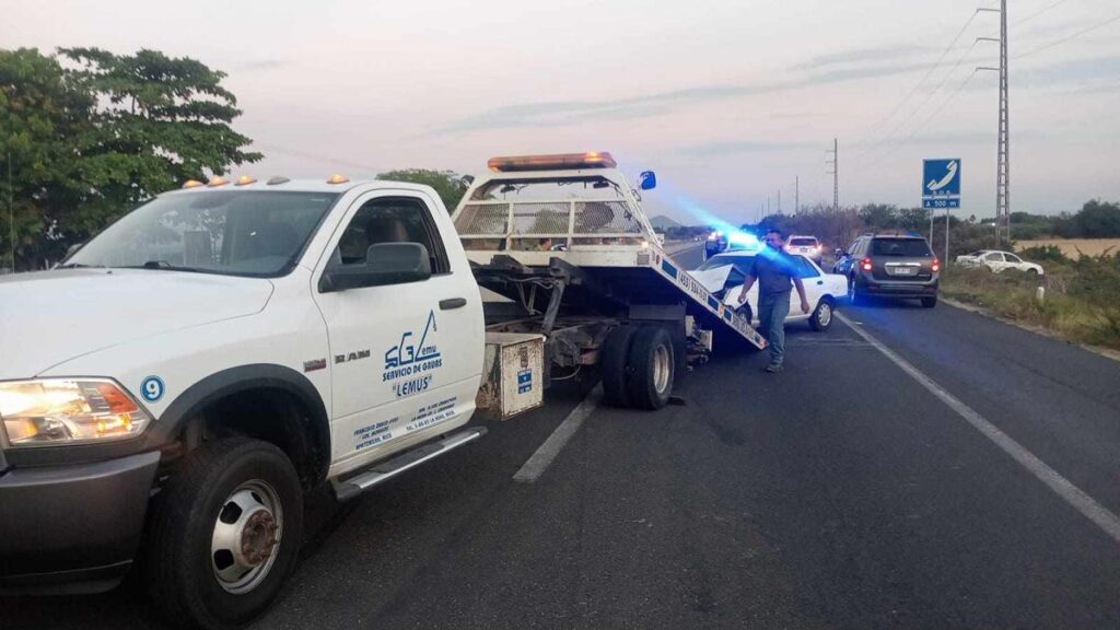 choque en Apatzingán Tsuru impacta por alcance contra Jetta-1